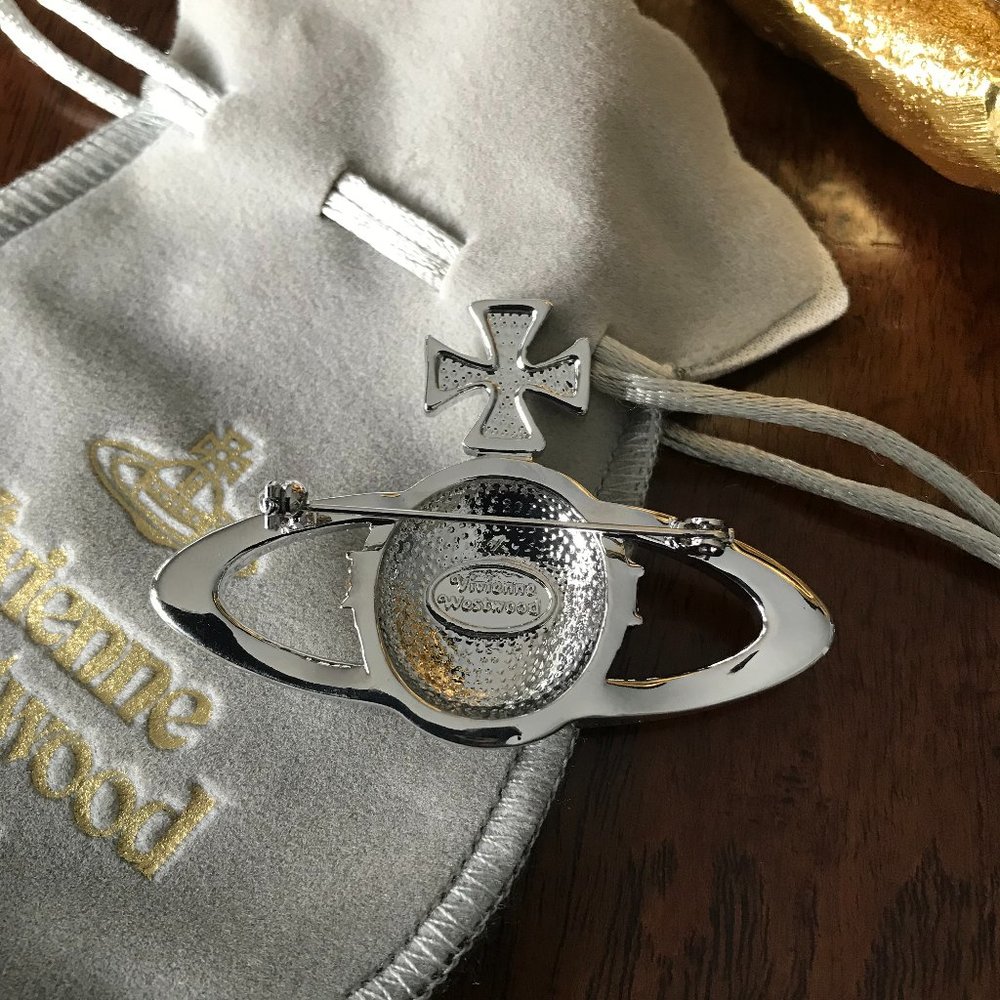 NEW VIVIENNE WESTWOOD Silver Bas Relief ORB BROOCH - Picture 5 of 8